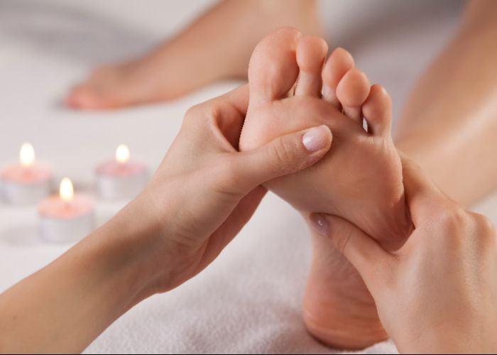 Fußmassage mit sanften Handgriffen zur Förderung der Durchblutung.
