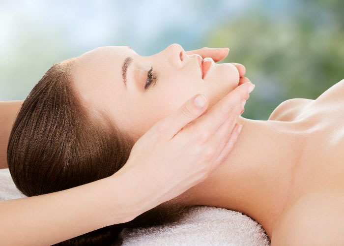 Sanfte Gesichtsmassage zur Hautpflege und Entspannung.