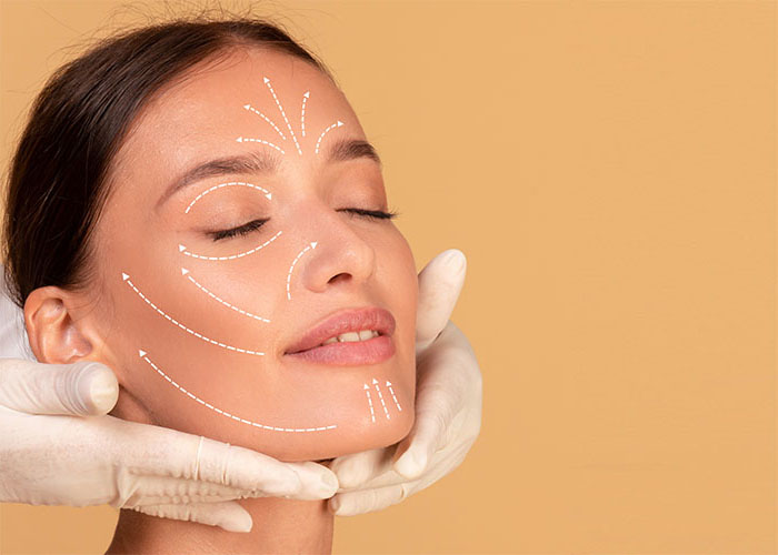 Anti-Aging-Gesichtsbehandlung mit modellierender Massage und Pflegecreme.