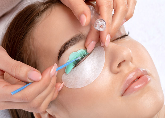 Vorbereitung einer Augenpflegebehandlung mit Pads und Applikator.