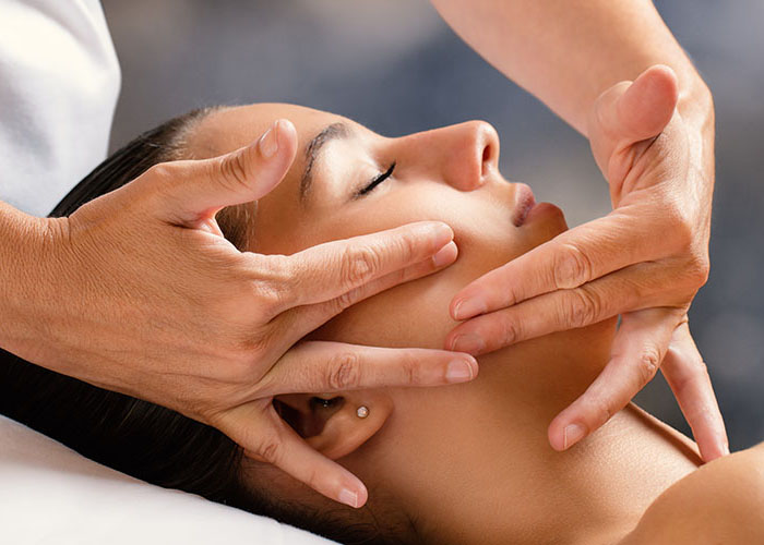 Tiefenentspannende Massage des Gesichts mit pflegenden Handgriffen.