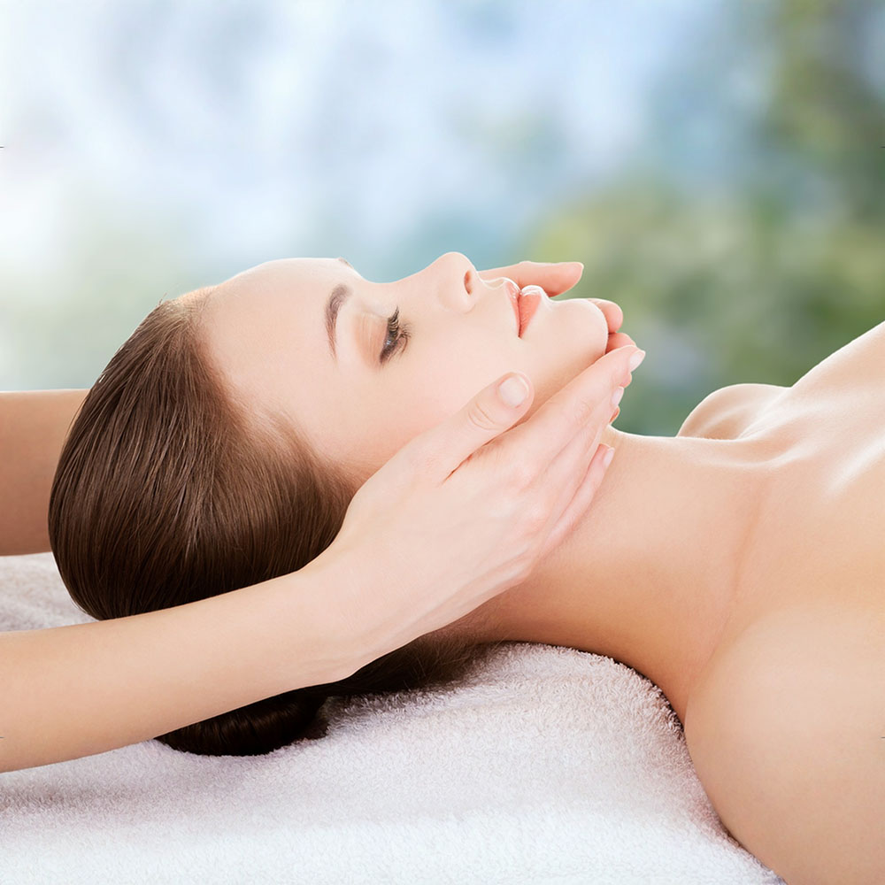 Sanfte Gesichtsmassage zur Hautpflege und Entspannung.